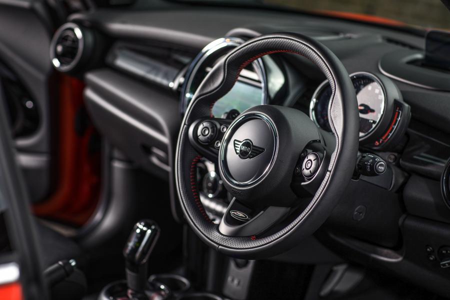 Интерьер Mini Cooper S (F56) 2018 года  (UK) (фото 4 из 15)
